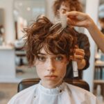 6 Habitudes néfastes pour vos cheveux avant le coiffeur : les professionnels tirent la sonnette d'alarme