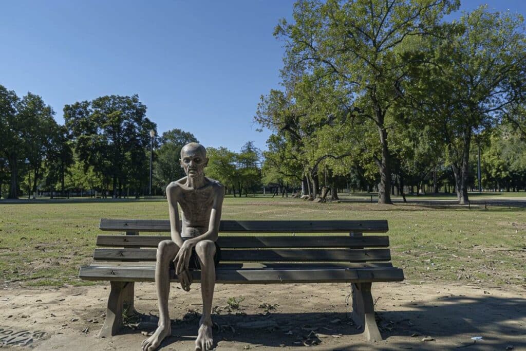 Agoraphobie : comprendre ses causes, symptômes et traitements pour surmonter cette anxiété