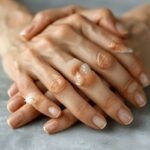 Arrêter d'arracher les peaux autour des ongles : les conséquences néfastes et les alternatives à adopter