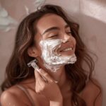 Femme et rasage du visage : avantages et risques selon une dermatologue